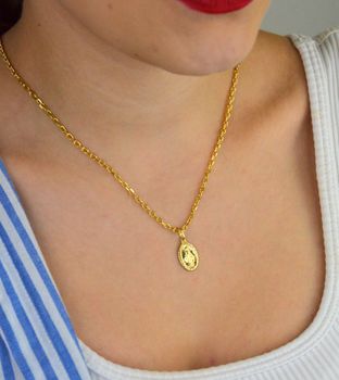 Zawieszka złota damska ZA 1533A 585 – Matka Boska Niepokalana, owalna. Wymiary 2,2 cm x 1,0 cm, waga 1,03 g. Subtelna i elegancka biżuteria religijna, idealna na prezent (5).JPG